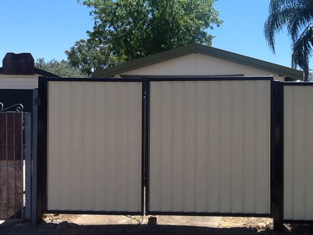 Colorbond double gate – can be built up to 3.1 m wide