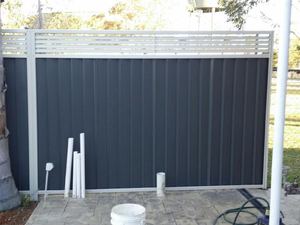 Colorbond pool fence with louvre inserts